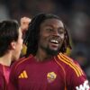 Real Madrid Memantau Gelandang AS Roma Manu Koné